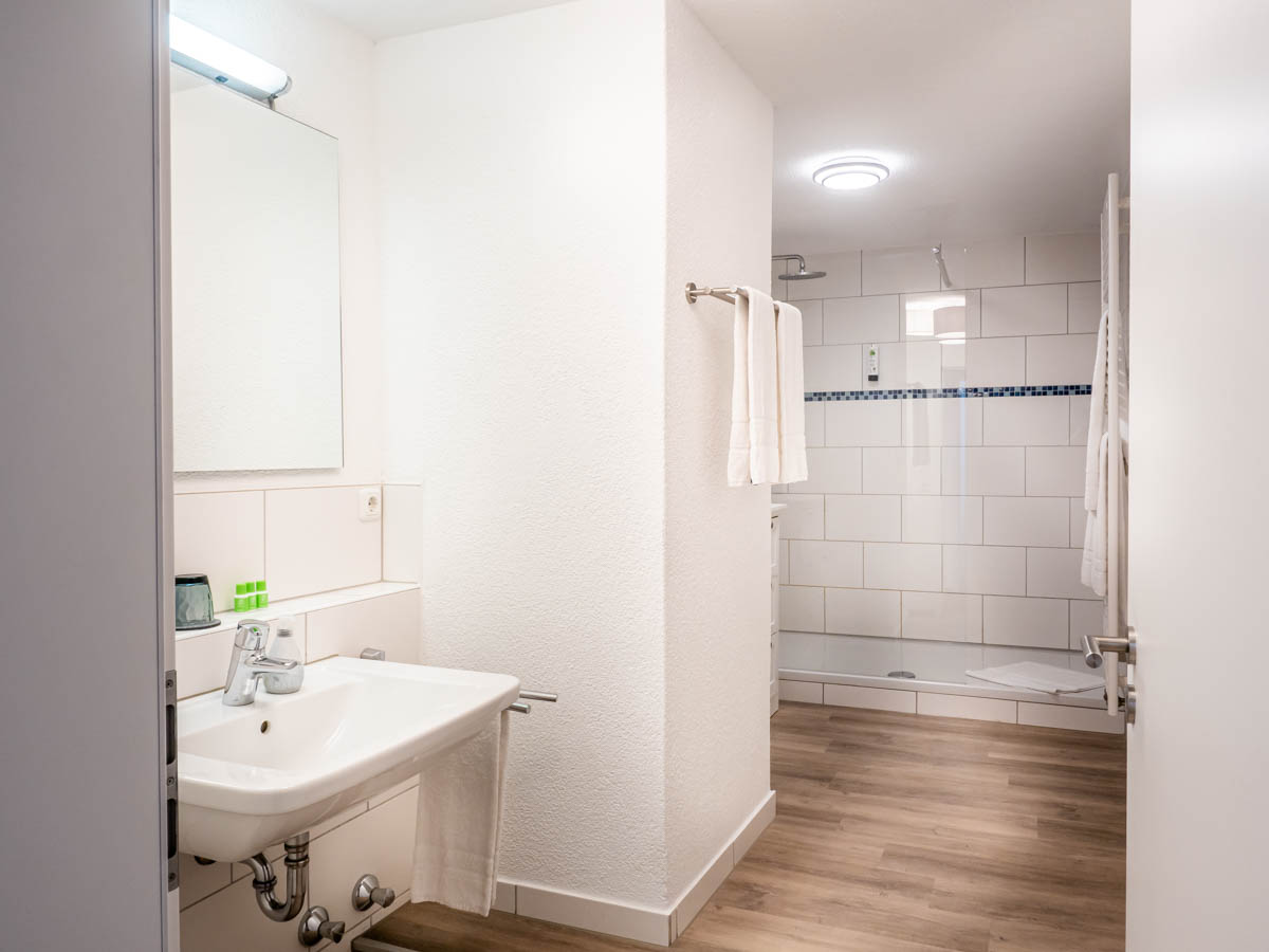 Hotel Allgäuherz Suite "Allgäu" - Badezimmer mit Regenbogendusche
