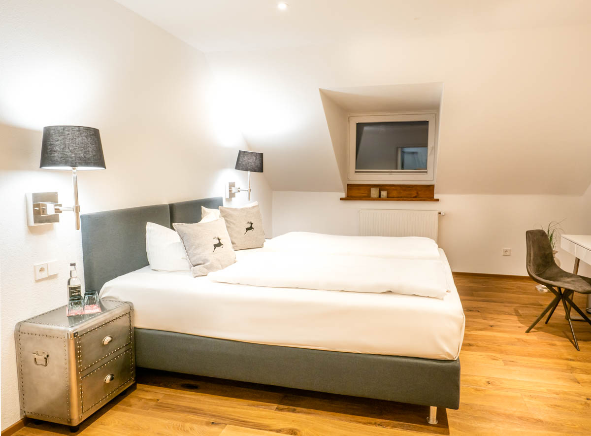 Hotel Allgäuherz Suite "Allgäu" - Schlafzimmer mit Doppelbett