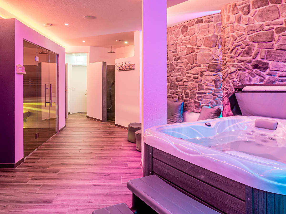 Wellnessbereich Hotel Allgäuherz: Whirlpool und Sauna